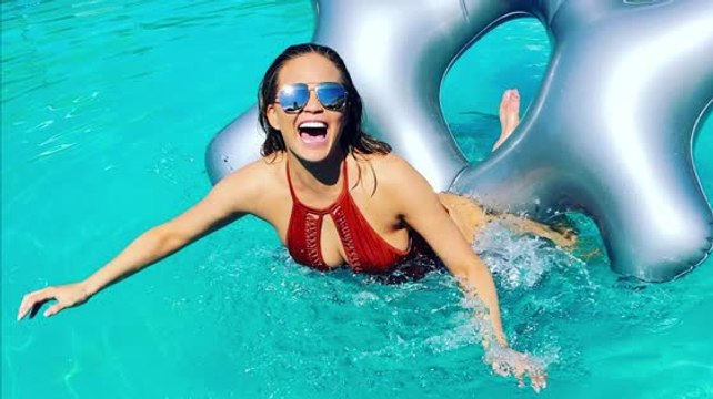 Chrissy Teigen zeigt sich wieder im Badeanzug