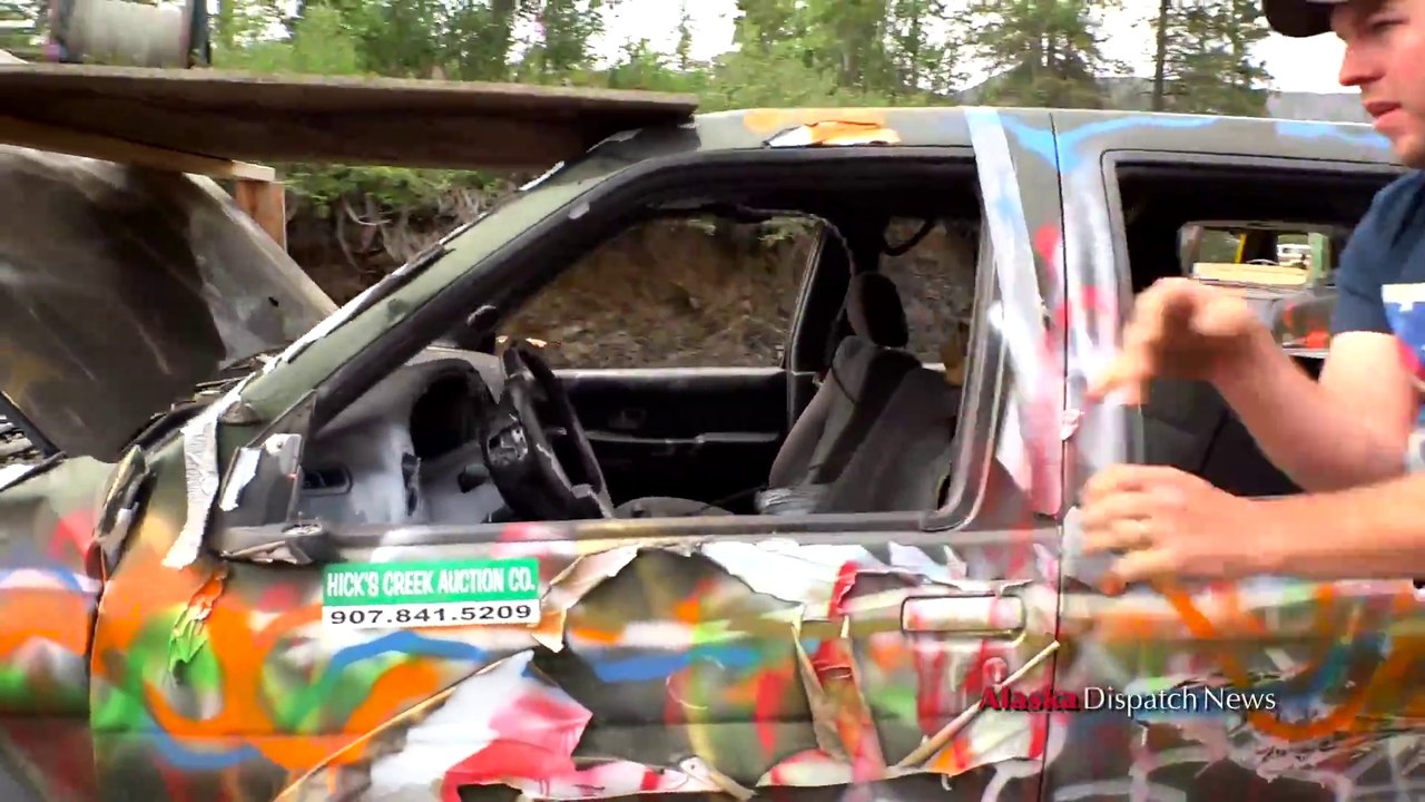 Jeter un bus et des voitures d'une montagne pour le 4 juillet en Alaska