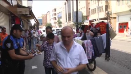 Sur'da Polis Vatandaşla Bayramlaştı