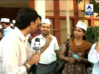 Caps of Kejriwal's supporters no longer bear name of Anna