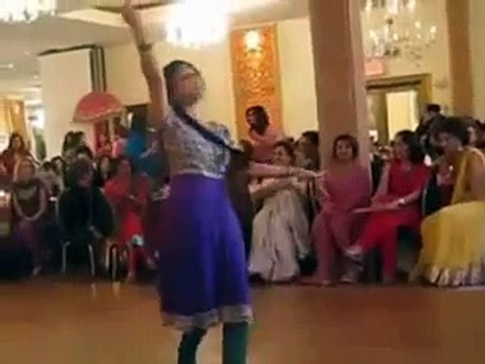 Desi Wedding Dance 'Mehndi Hai Lagne Wali'