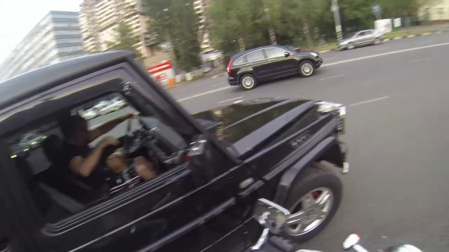 La jeune fille insaisissable sur une moto contre les déchets sauvages Elusive girl on a motorcycle against debris