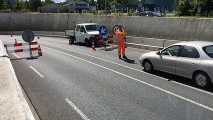 Maar een rijbaan beschikbaar in tunel Noordhorn door rijzend wegdek - RTV Noord