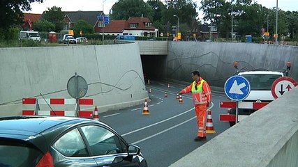 Tunnel Noordhorn heeft kuren: Het verkeer wordt geregeld met verkeersregelaars - RTV Noord