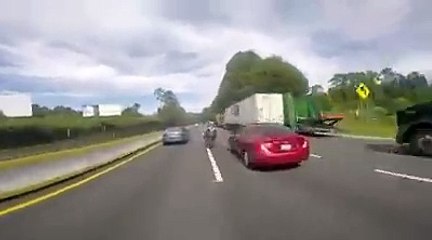 Elle met le frein à main pour empêcher une course avec des motos