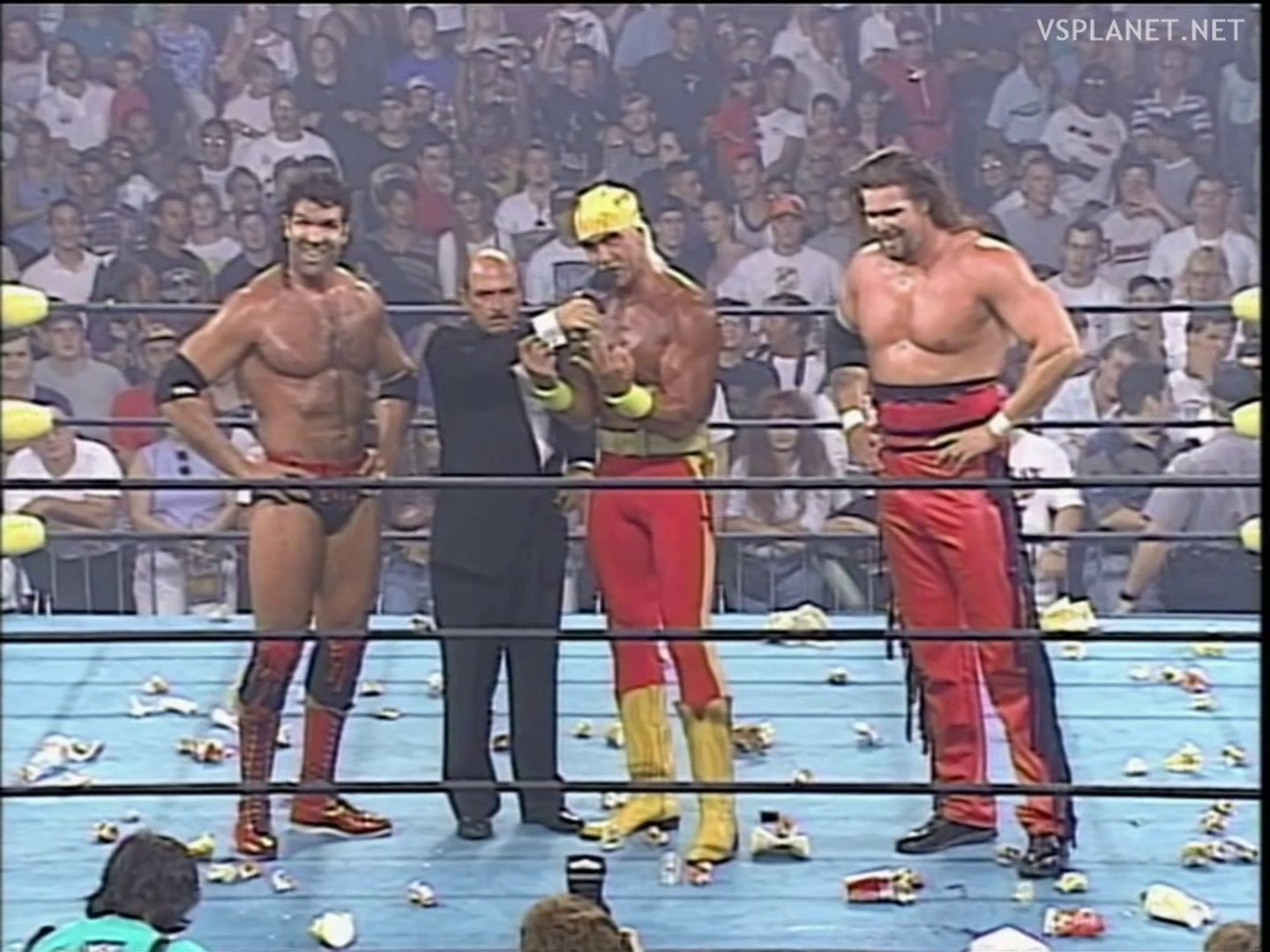 Hulk Hogan turns Heel and forms NWO, WCW Bash at the Beach 1996 - video  Dailymotion