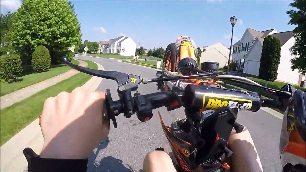 Ce motard tente de se la raconter devant une belle nana et foire sa roue arrière en beauté!!!