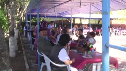 Kültür ve Turizm Bakanı Avcı, Huzurevi Sakinleri ve Esnafla Bayramlaştı