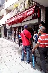 Ciudadanos hacen enormes colas para poder comprar uno o dos panes