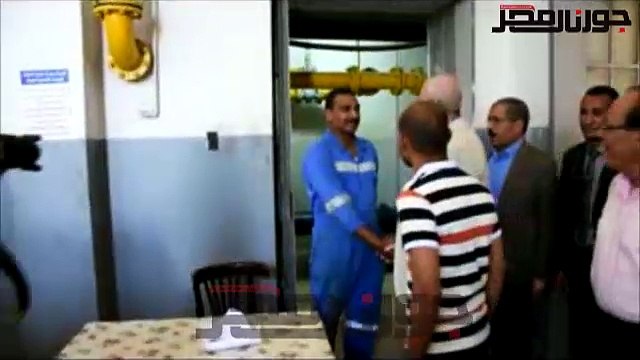 محافظ اسوان يهنيء العاملين في المواقع الخدمية بالعيد
