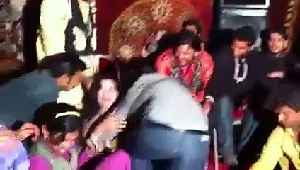 Beautiful Lahori Girl Dance In Vulgur Wedding Party With Drunk Boys