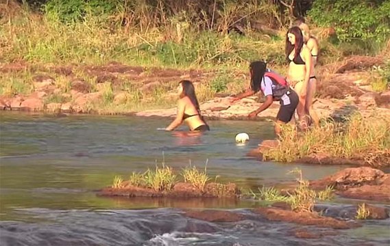 Parece um mergulho normal entre amigas... Mas não vais acreditar quando vires! É arrepiante!