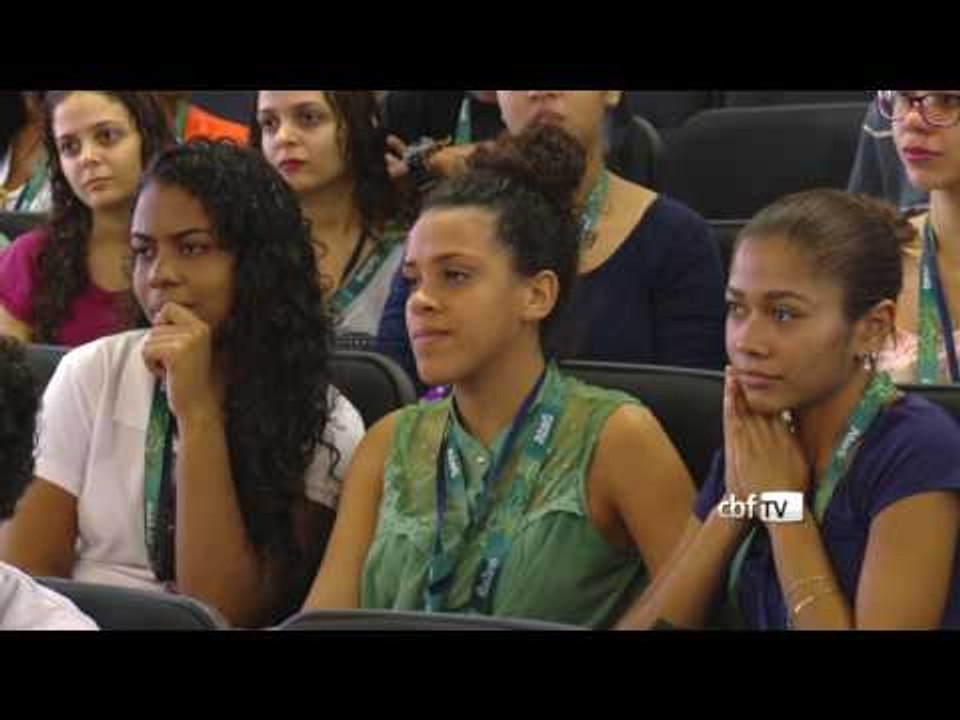 Ex-jogadoras batem papo com funcionários do futebol na Rio 2016