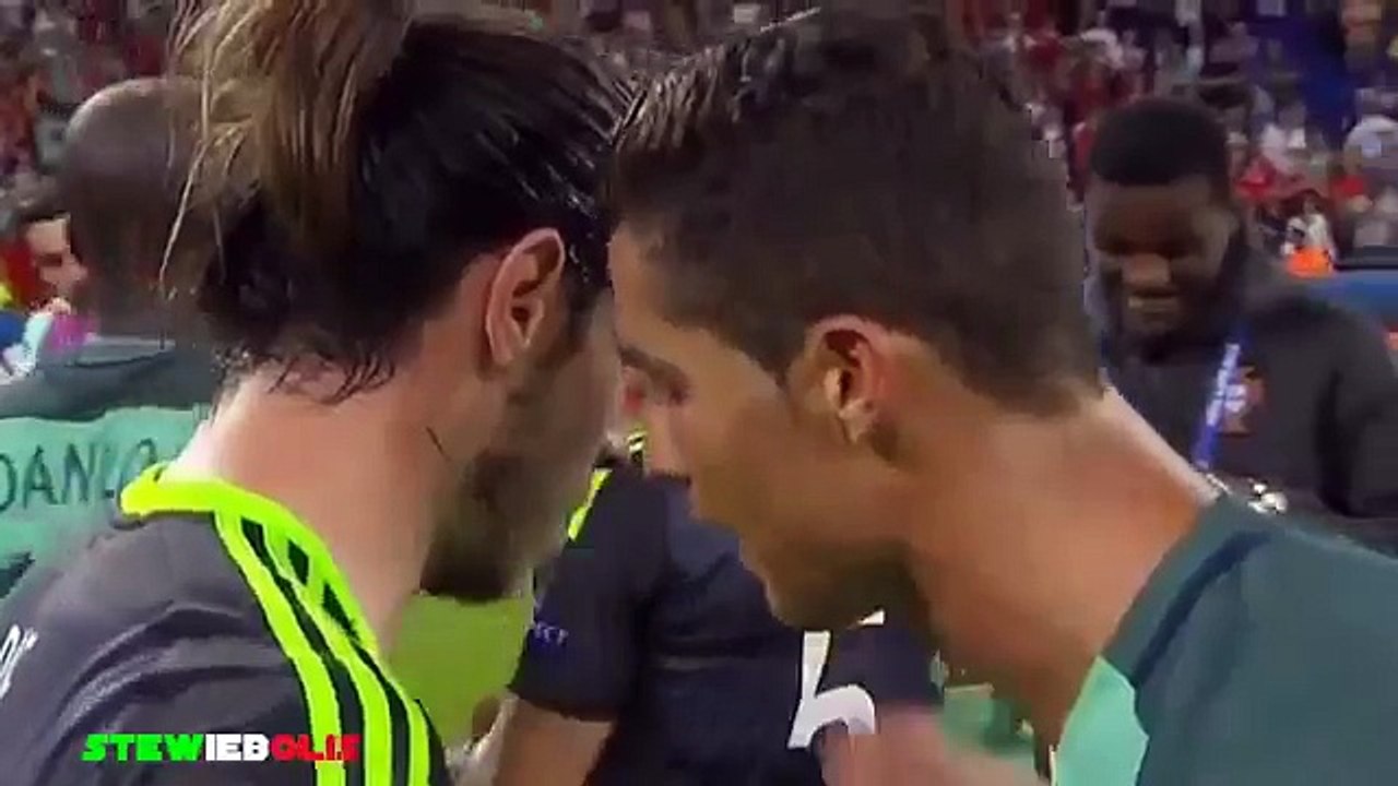 Ronaldo Confort Bale شاهد كريستيانو رونالدو يواسي غاريث بيل بعد خروج منتخب ويلز على يد البرتغال - نصف نهائي يورو فرنسا-