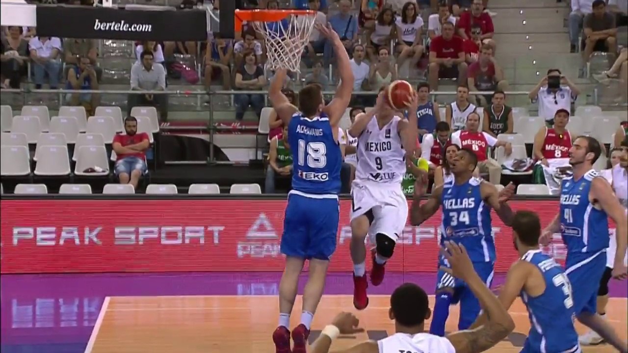 Les frangins Antetokounmpo et Kostas Koufos en mode block party