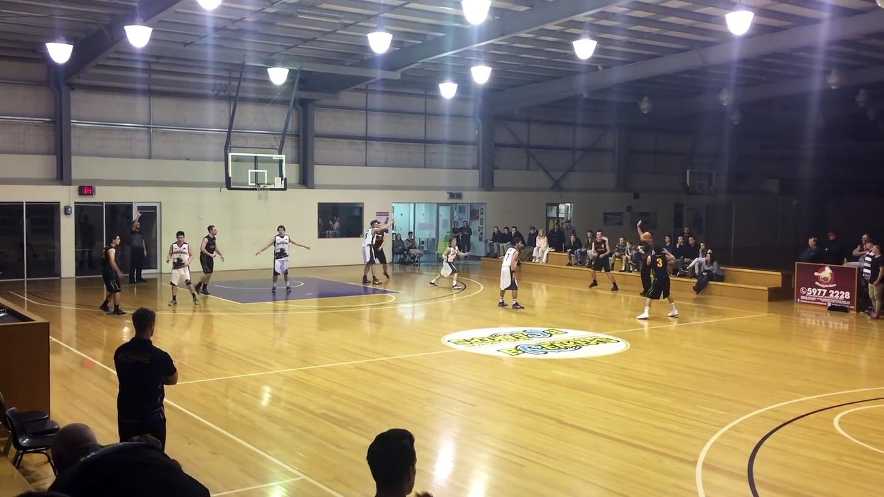 Incroyable panier de basket marqué de derrière le panier à la dernière seconde