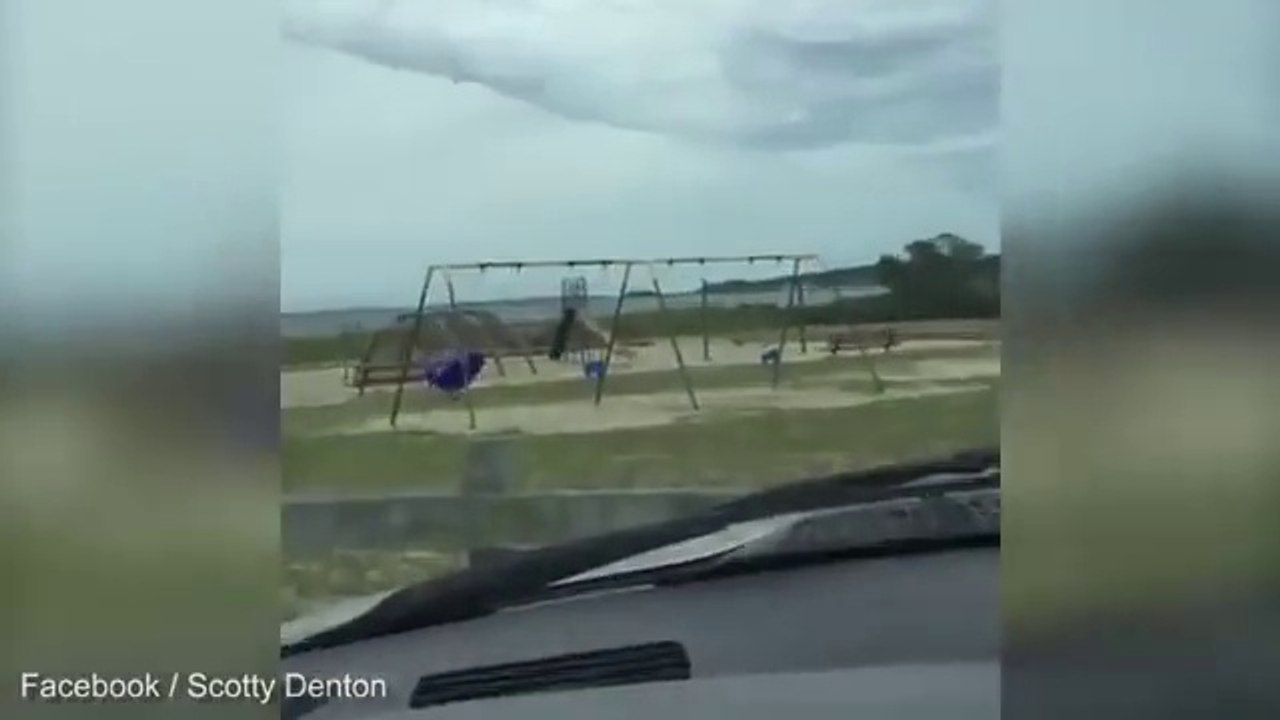 Un fantôme joue à la balançoire et effraye ces enfants !