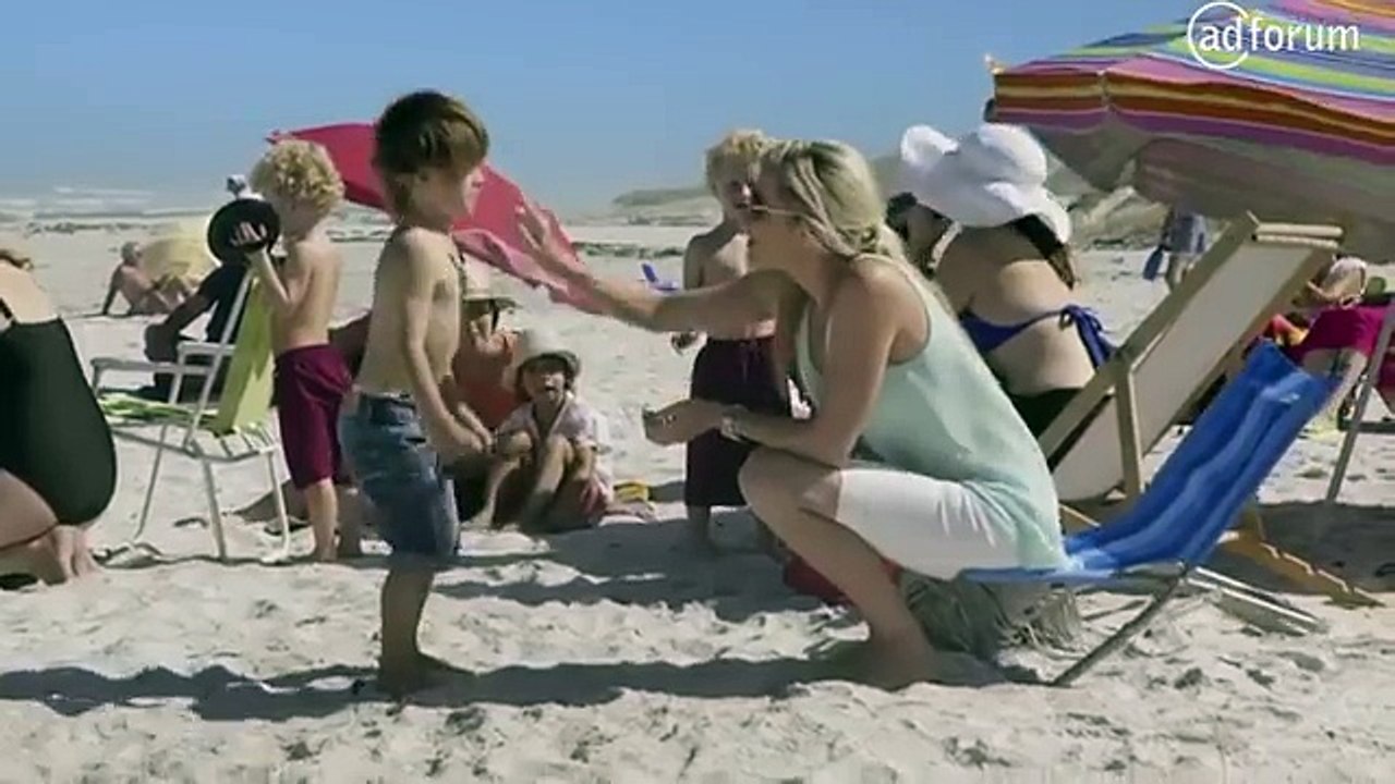 Un oiseau drone chie de la crème solaire sur la plage pour Nivea