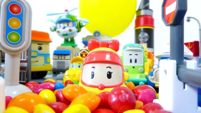 Игрушки, машинки, видео для детей! Робокар Поли и его команда празднуют день рождение города Брумс