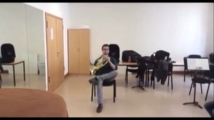 Duo entre cor de chasse et... chaise qui grince au sol !