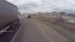 Une camionnette se retourne et fait un tonneau sur une autoroute russe