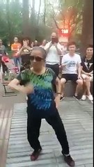 بالفيديو.. مسنة ترقص برشاقة الشباب