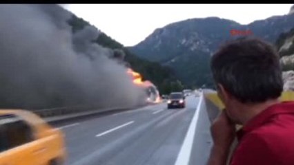 Mersin'de Seyir Halindeki Yolcu Otobüsü Yandı