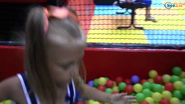 Игрушка Покойо и Ярослава в Зип Зип Парке (Zip Zip Park) - Прыгаем на батутах Часть 1. Pocoyo Toys