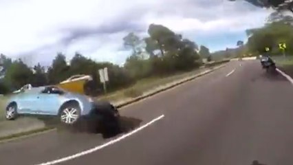 Cette automobiliste tire le frein à main en plein milieu de la route