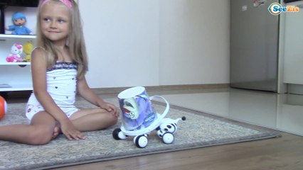 Интерактивная игрушка - Собака Зумер. Ярослава играет с роботом собакой Zoomer - Учим команды