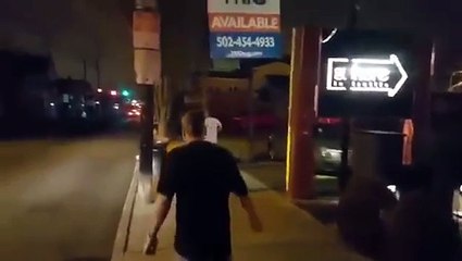 Des ivrognes ont la mauvaise idée d'embrouiller un sportif MMA