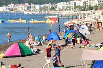 Otellerde Yer Kalmadı, Marmaris'e Giden Tatilciler Plajlarda Kalıyor