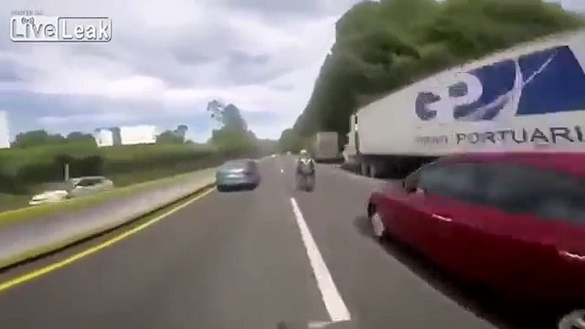 Une voiture fait la course avec trois motos et percute la borne de sécurité