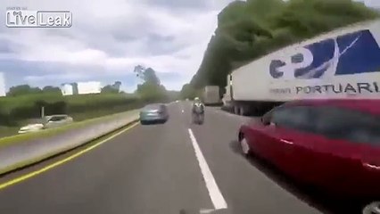 Une voiture fait la course avec trois motos et percute la borne de sécurité