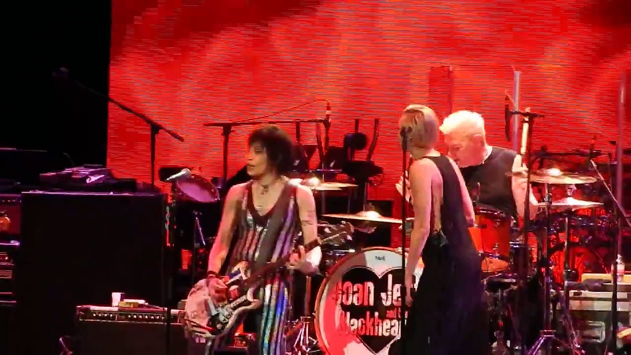 Crimson and Clover, Joan Jett, Miley Cyrus, Dallas, 5/2/15