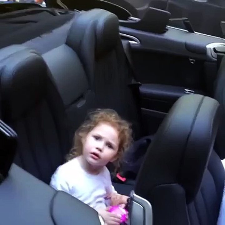 Il fait croire à sa fille que la décapotable va la manger.