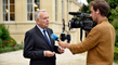 Jean-Marc Ayrault au micro de France 24 lors de la cérémonie en l'honneur des boursiers Excellence-Major au Quai d'Orsay