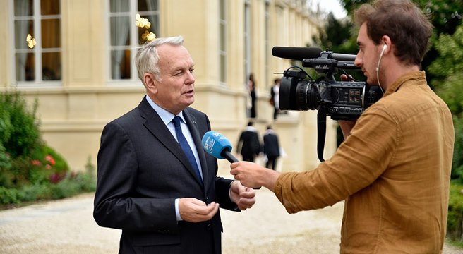 Jean-Marc Ayrault au micro de France 24 lors de la cérémonie en l'honneur des boursiers Excellence-Major au Quai d'Orsay