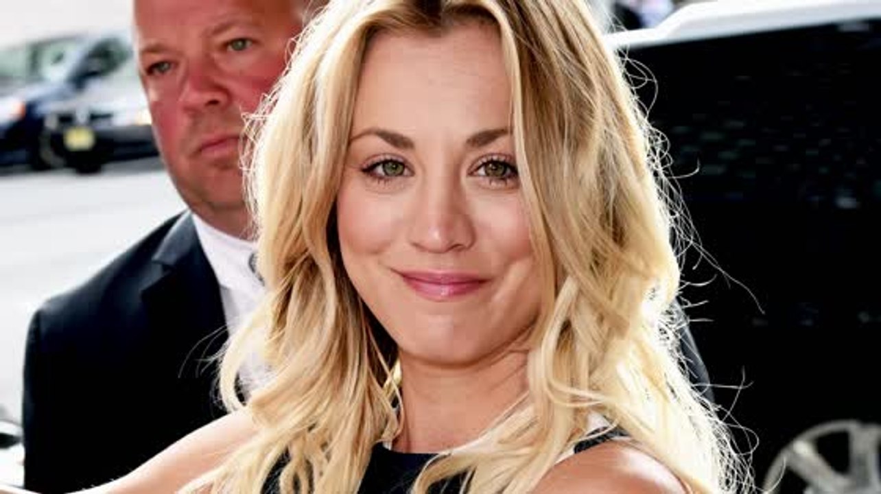 Kaley Cuoco entschuldigt sich dafür die amerikanische Flagge aus Versehen entehrt zu haben