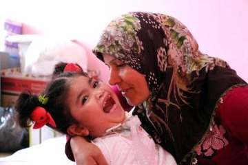 Fedakar Anne, Doktorların 2.5 Yıl Ömür Biçtiği Kızını Sevgisiyle Yaşatıyor