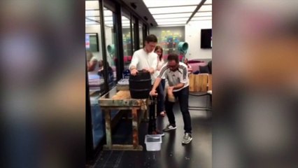 Beer fail: El clásico 'déjame a mí' termina en baño de cerveza