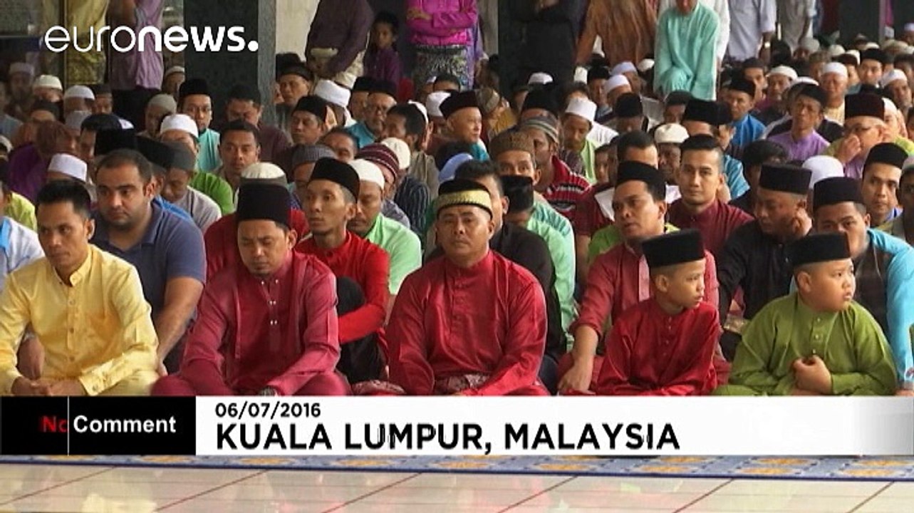 Messages of love around the world in Eid prayers