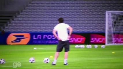 L'entraineur Allemand encore surpris en train de se gratter le derrière