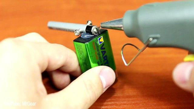 Il fabrique un pistolet parfaitement fonctionnel à partir d'une pile