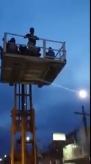 Un élévateur s'effondre sous le poids de danseurs dans une teuf géante