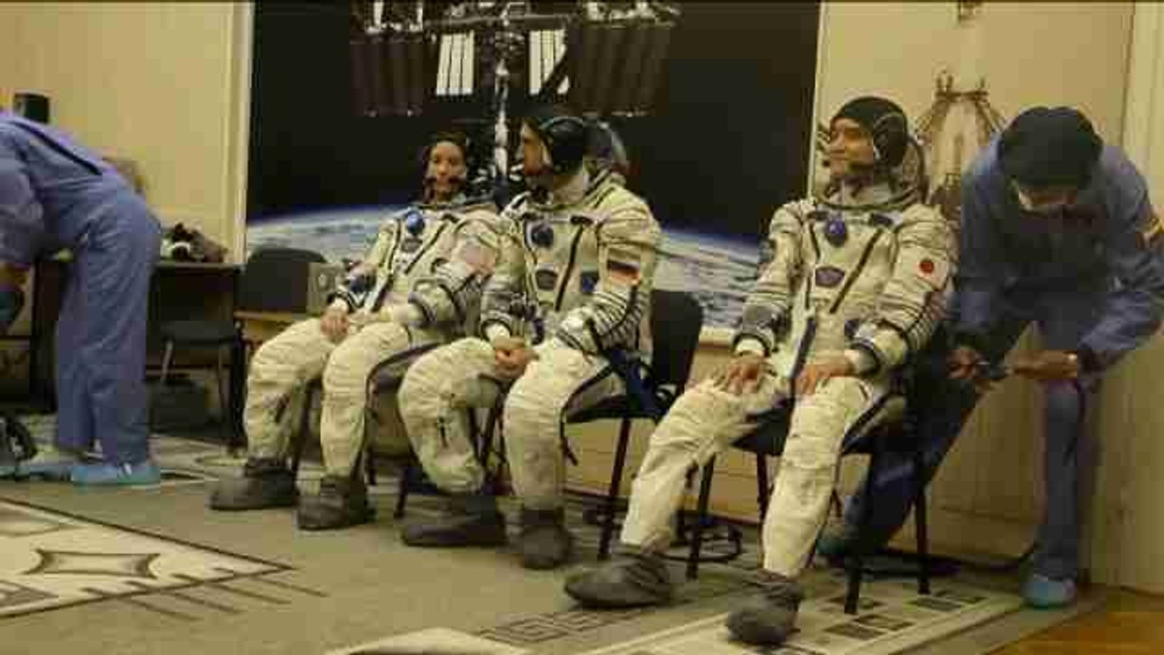 Tres astronautas despegan hacia la EEI en una nueva nave Soyuz