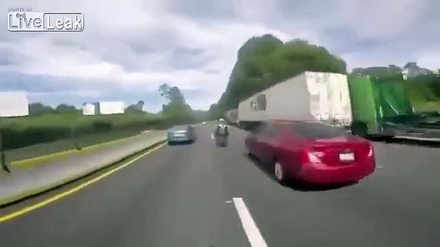 Une voiture poursuit trois motos et percute violemment la borne centrale