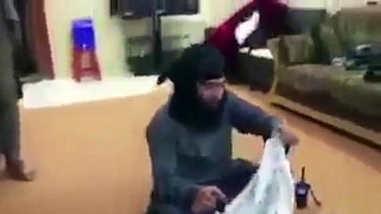 "داعشي" يسرق ملابس صديقه.. وهو يغتصب فتاة تصرخ!