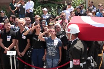 İki Kardeş, Anne ve Babalarına Asker Selamıyla Veda Etti