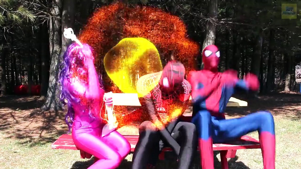 Pembe Spidergirl Gökkuşağı Saç Alıyor!  Örümcek Adam Tutuklandı Frozen Elsa & Joker ! Komik Süper Kahramanlar